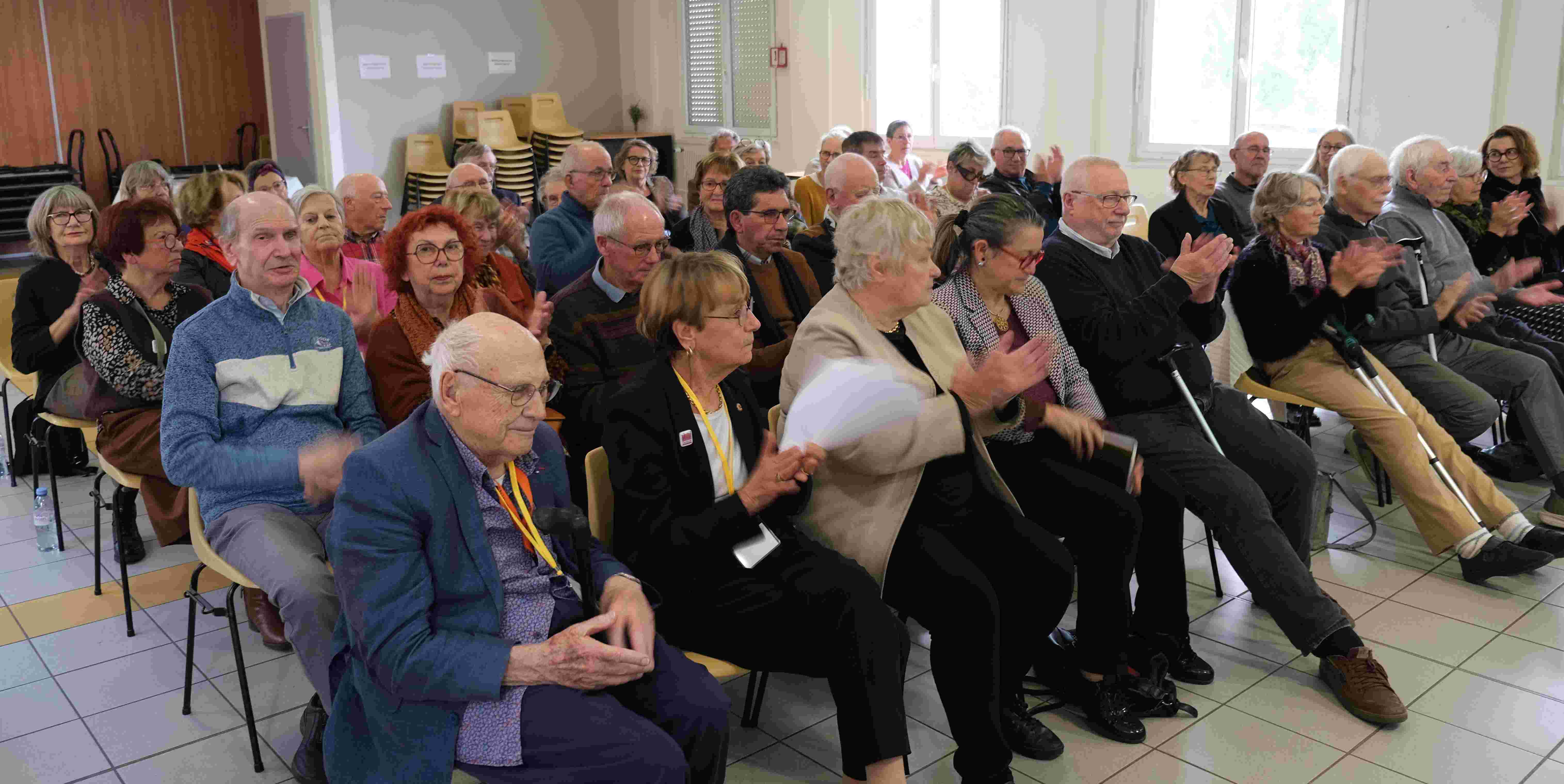 BS 40 ans assemblée applaudit 58