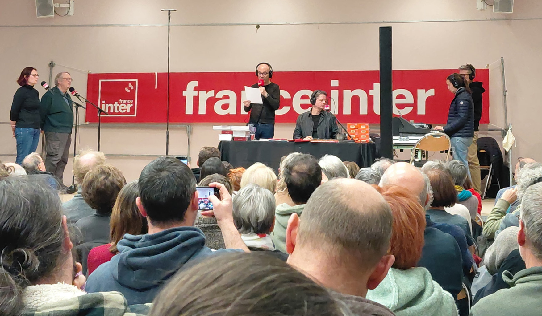 Les candidats du Jeu des mille euros de France Inter sur scène avec Nicolas Stoufflet"